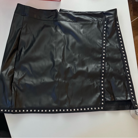 Studded detail asymmetrical hem PU leather skirt in black women’s size 12 - Picture 4 of 7